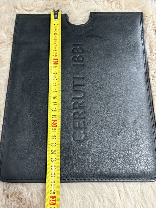 czarne, skórzane etui na tablet marki Cerruti