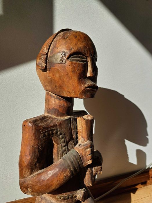 Figura africana muito antiga. Africa. Tribal.