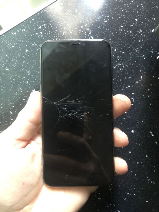 iphone X незапускається