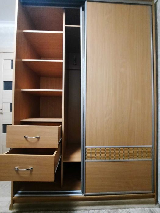 Шафа-купе для вітальні