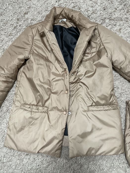 Куртку жіночу продам 46-48 розмір.