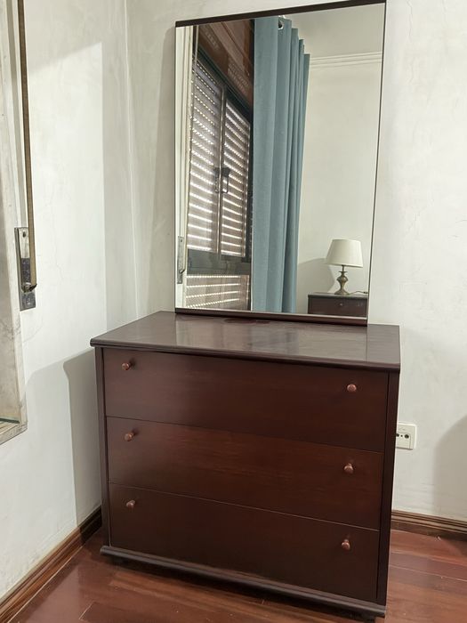 Recheio de quarto: cama, mesas cabeceira, comoda, roupeiro e consola