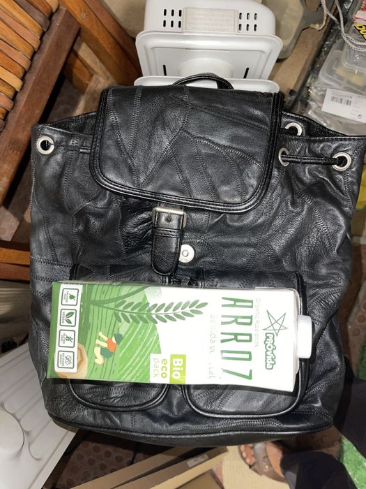 Mochila mala bolsa em pele preta