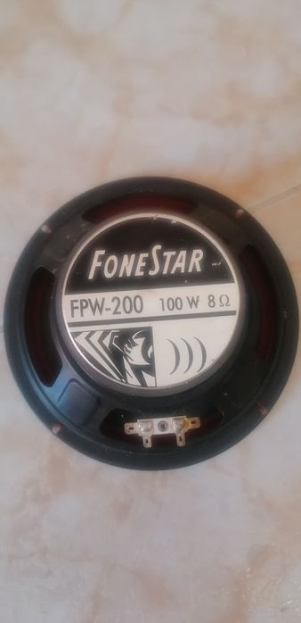 Colunas de som uma da marca fonestar e outra da marca Sony.