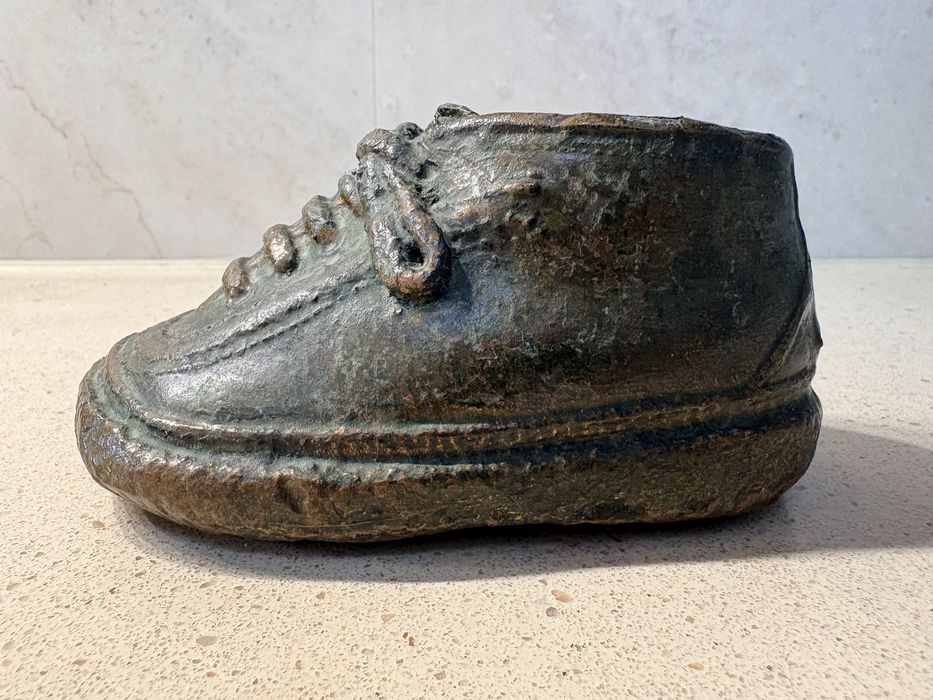 Antigo sapatinho de Criança / bebé com cobertura em metal