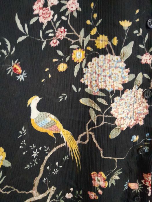 Camisa preta c/flores e pássaros H&M - GP & J Baker - Tam 36
