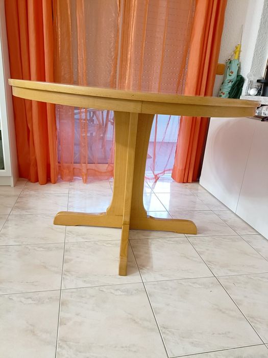 Mesa de madeira com 4 cadeiras