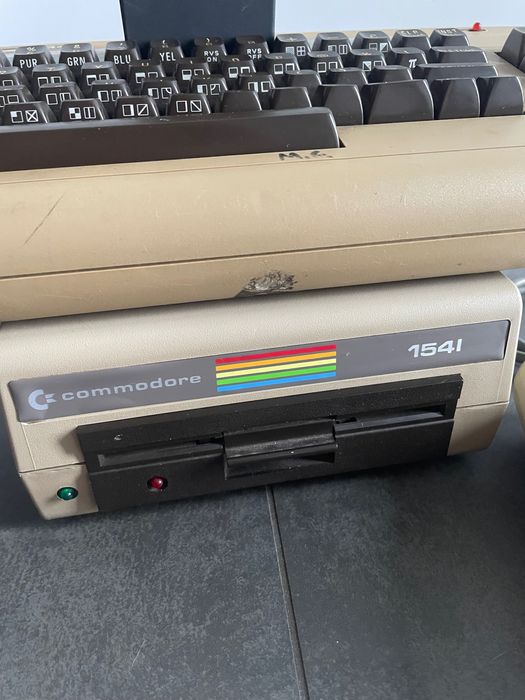 Commodore 64 zestaw stacja dysków 1541 magnetofon gra Final II