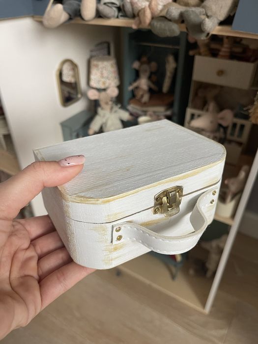 Myszka Maileg, dwoe poduszki i drewniana skrzynka