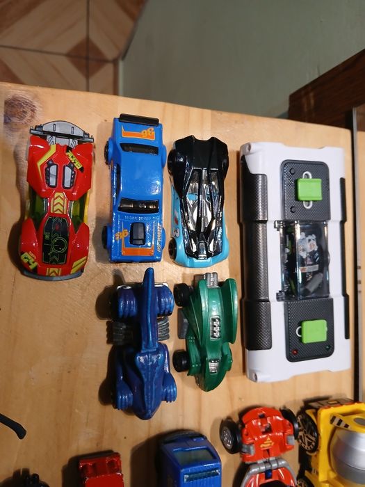 Hot Wheels Zestaw 5 samochodzików + gratisy