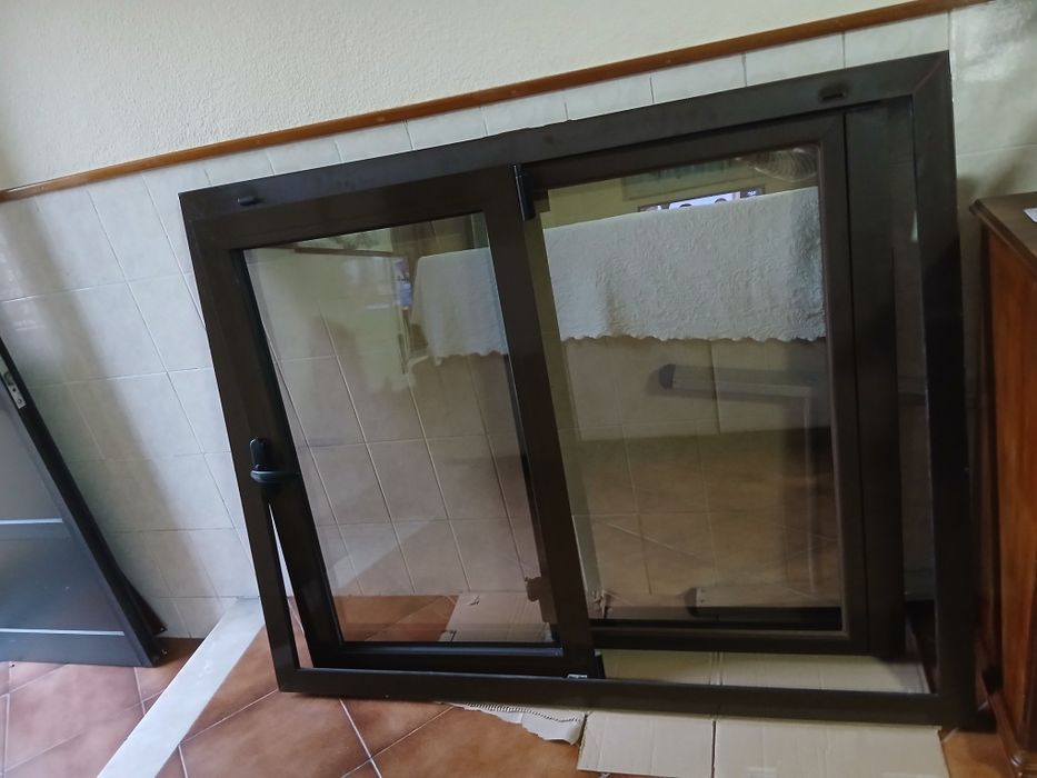 Janela alumínio oscilo batente