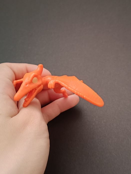 Figurka dinozaura z Kinder joy