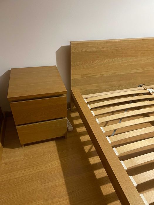 Cama de casal e mesas de cabeceira