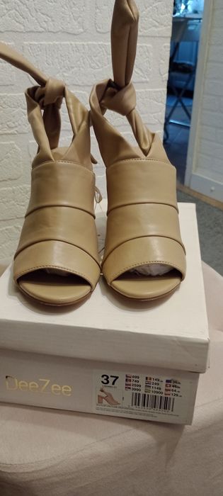 Damskie sandałki na słupku Deezee 37