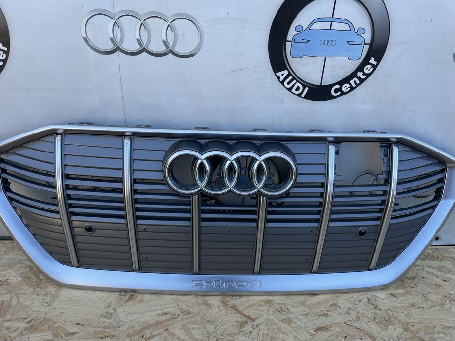 Решітка Радіатора Ауді Е-трон Центральна Решітка Audi E Tron 4ke