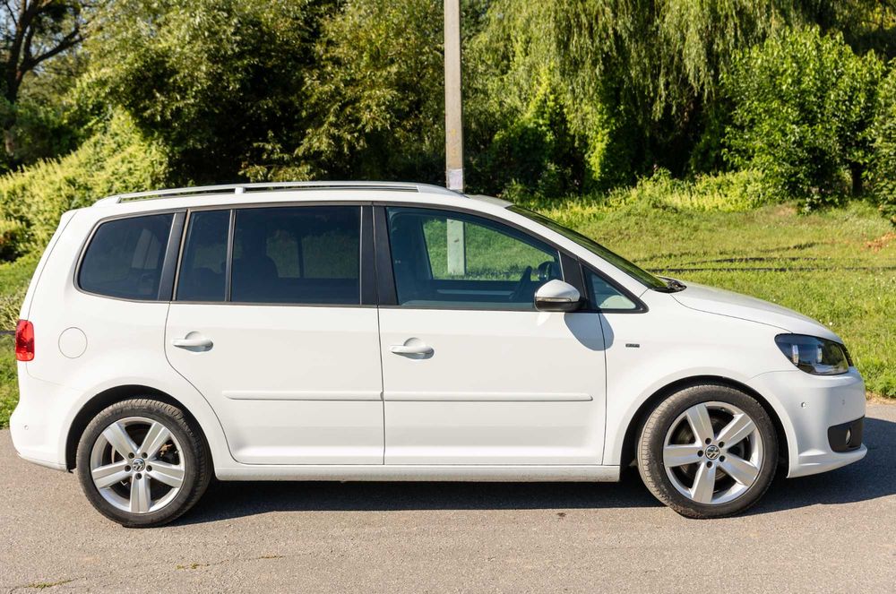 Автомобіль Volkswagen Touran 2015, 7 місць. Панорамний дах.