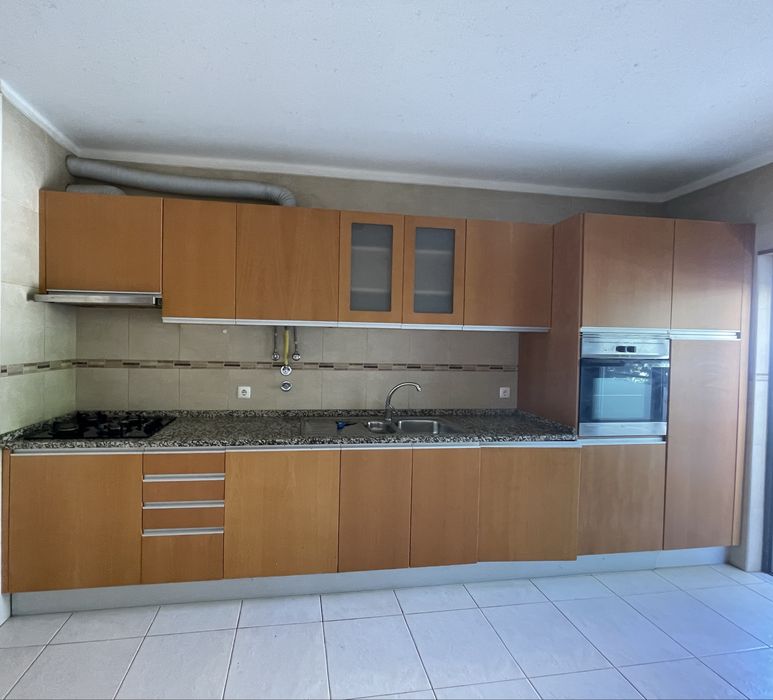 Cozinha completa usada com bancada em granito – sem eletrodomésticos