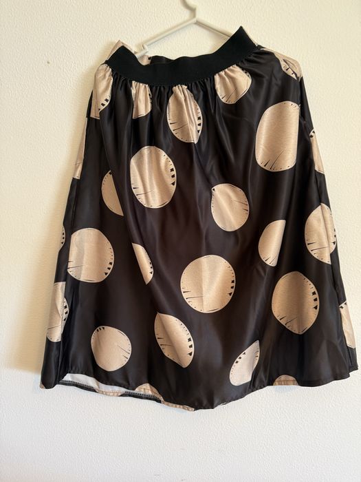 Saia acetinada preta com bolas cremes