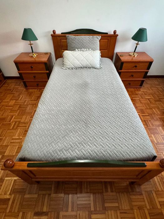 Mobília de Quarto Completa em Madeira + 2 Candeeiros