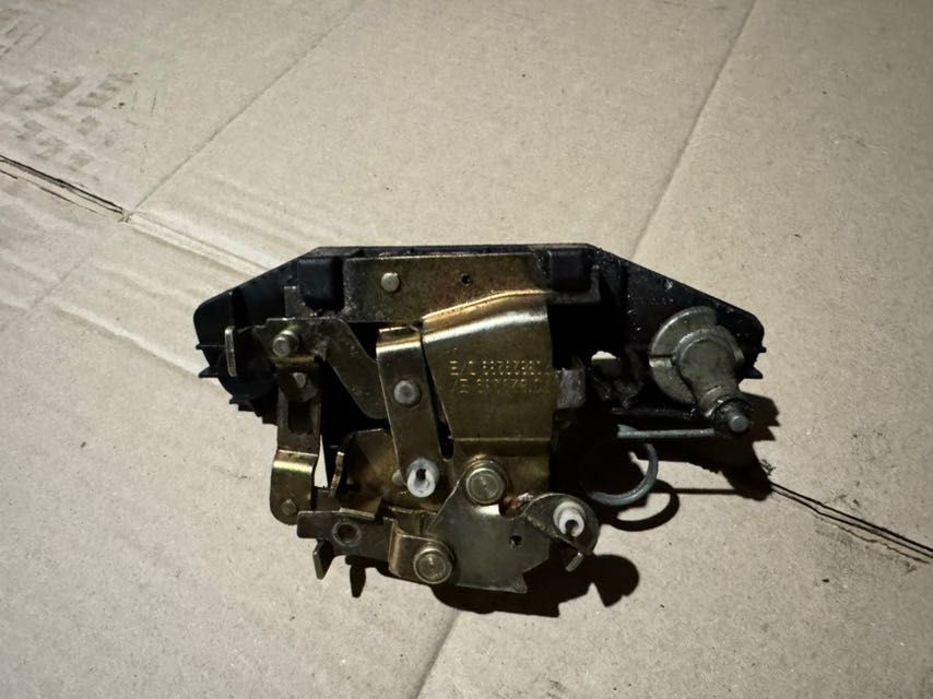 Замок кришки багажника (ляди) Volkswagen T4 1990-2003