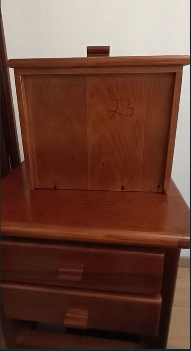 Duas mesas de cabeceira em madeira de carvalho. Valor unitário  70€