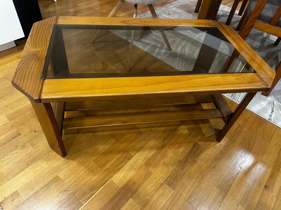 Mesa de centro de sala em cerne