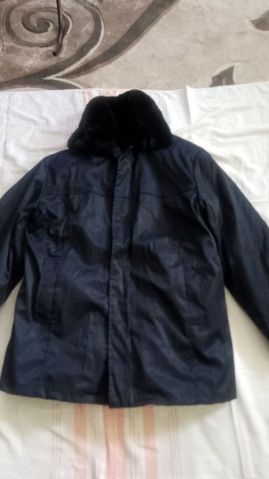 Куртка утеплена, нова, з хутром.