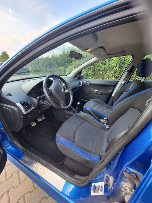 Niebieski Peugeot 206+