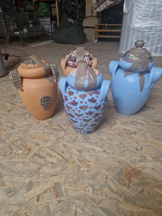 Potes em barro com decoração