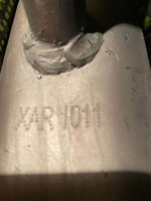 Hak do montażu linii kablowych na słupach - XAR 1011