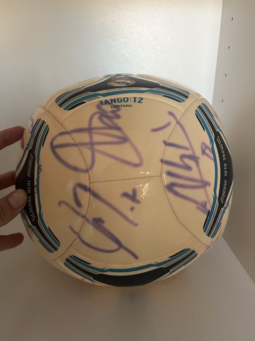 Bola promocional Tango do Real Madrid com assinaturas