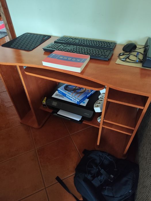 Três sofás e uma secretaria