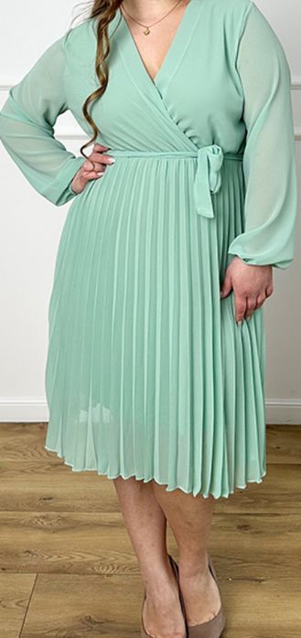 Sukienak plus size plisowana przed kolano. Miętowa