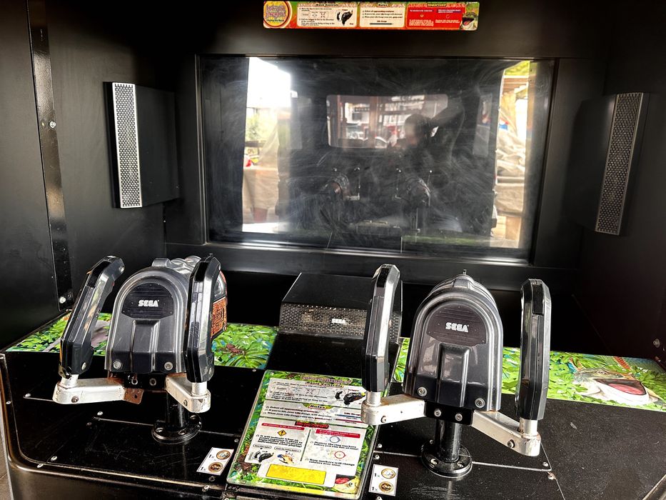Maquina arcade "Lets go jungle" da sega,  ate 2 jogadores com cabine, usada.