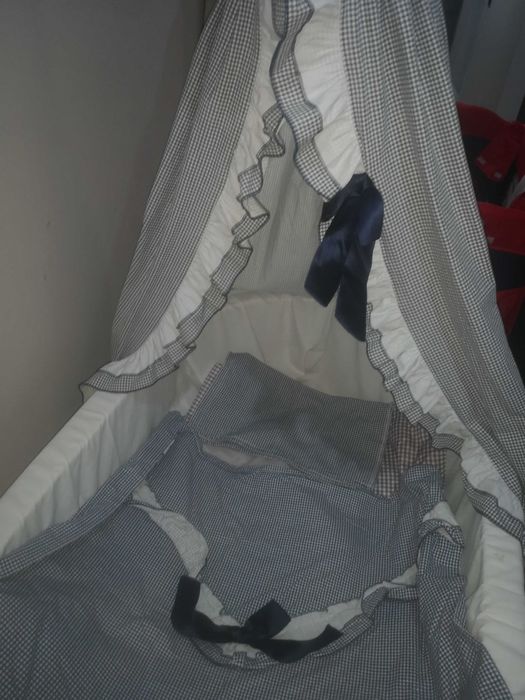 Łóżeczko z pościelą w stylu retro