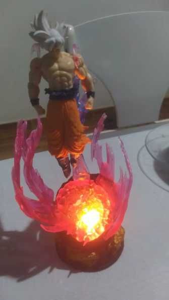 Figura detalhada Dragon Ball Goku, com Led.