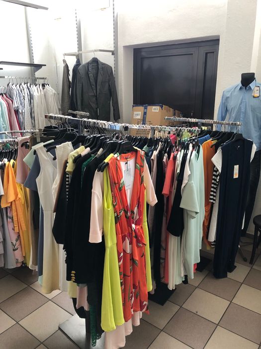 Odzież sukienki bluzki spodnie swetry