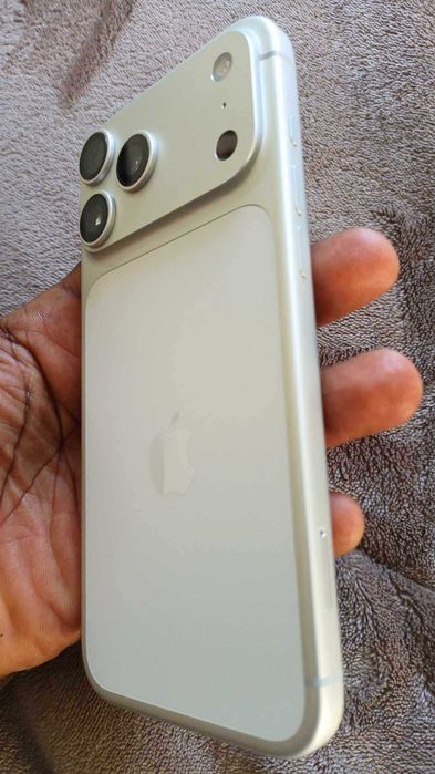 Iphone 17 pro max... Como novo