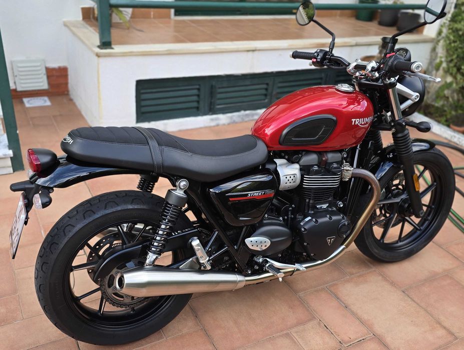 Triumph Bonneville Street Twin 900, em estado irrepreensível