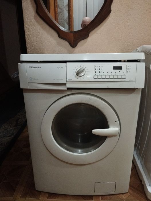 Продам на запчастини пральну машину  Electrolux без електронної  плати