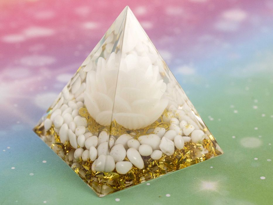 Prześliczna Piramidka Orgonitowa z Białą Różą Agat Howlit Złota 5cm