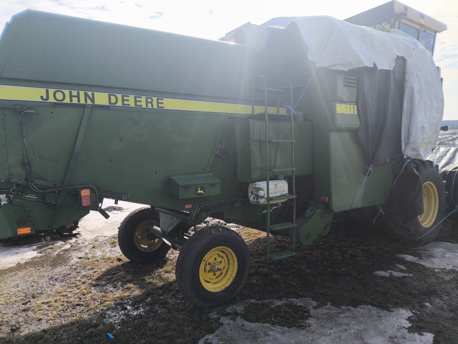 Комбайн John Deere 1052