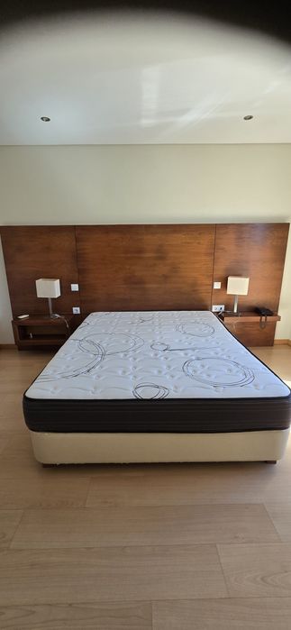 Cabeceira de Cama em madeira, com  mesa de cabeceira