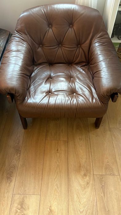 Pikowany skórzany fotel w stylu Percival Lafer