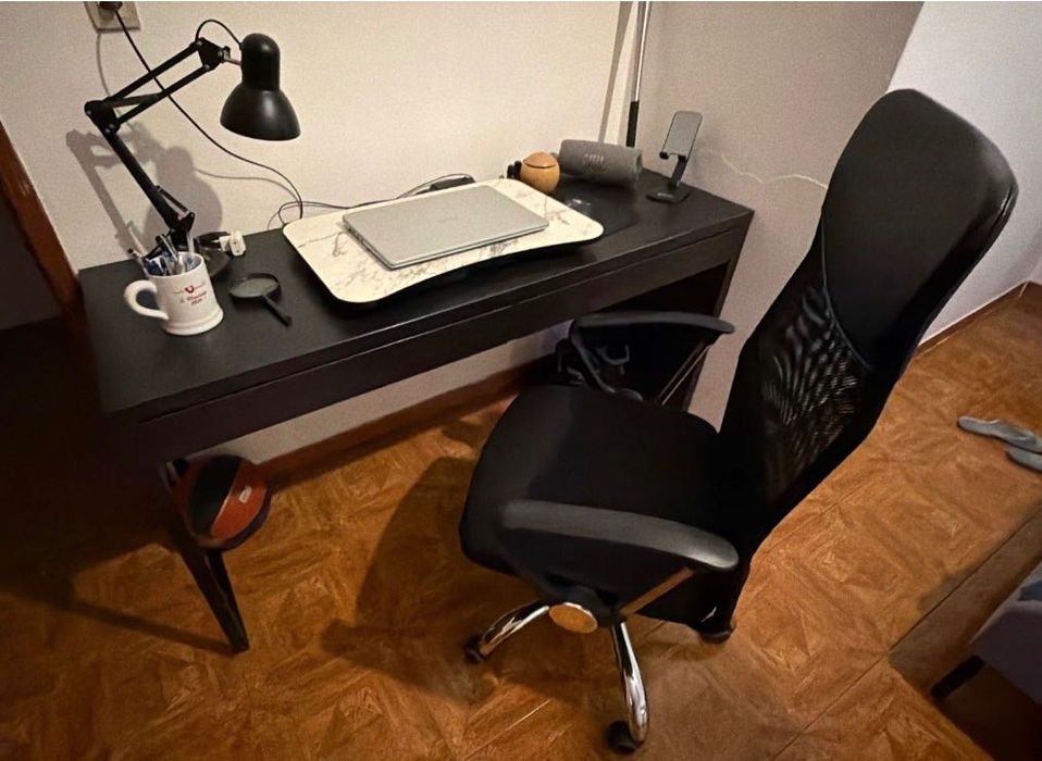 Mesa, cadeira com rodas e luminária