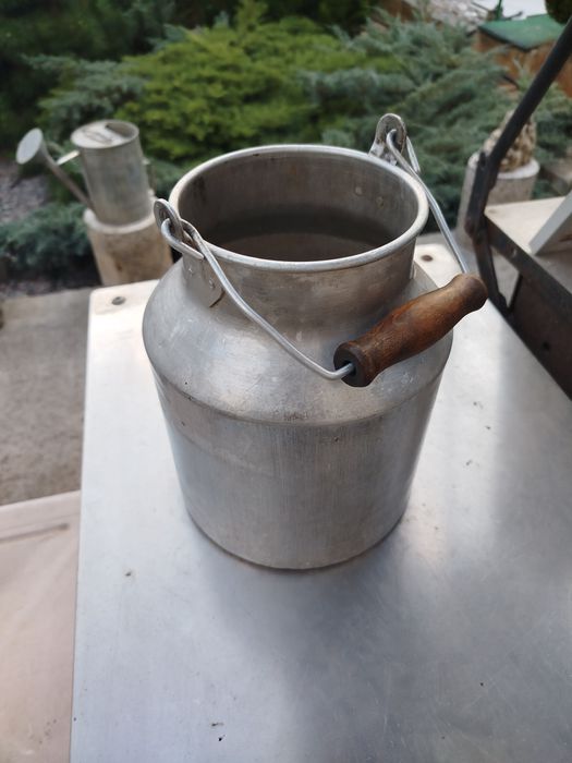 Продам алюминиевый битон на пять литров без крышки в хорошем состоянии