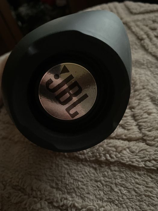 Колонка JBL з чорную ручкою та зарядним кабелем