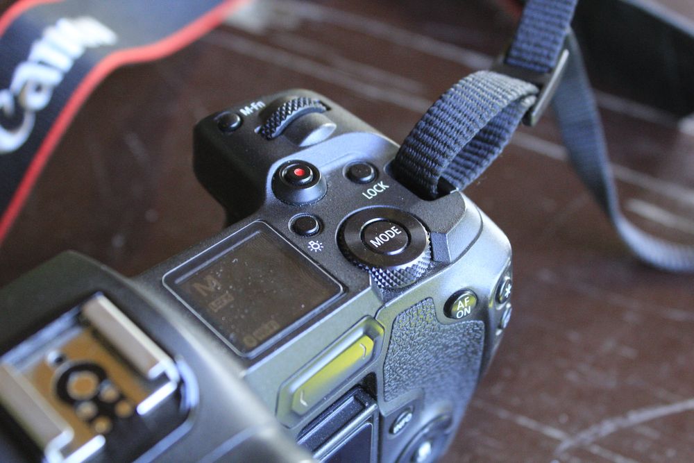 Продам Canon eos R