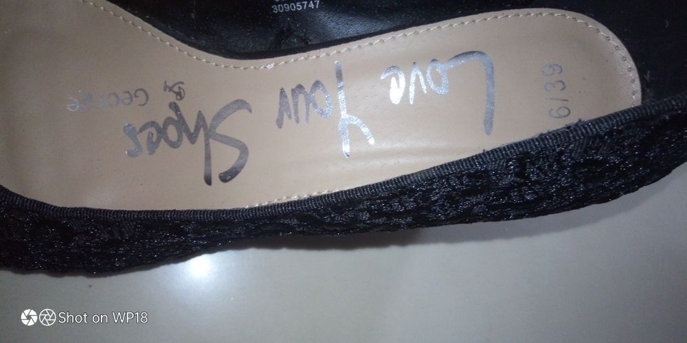 Buty na koturnie w koronkę