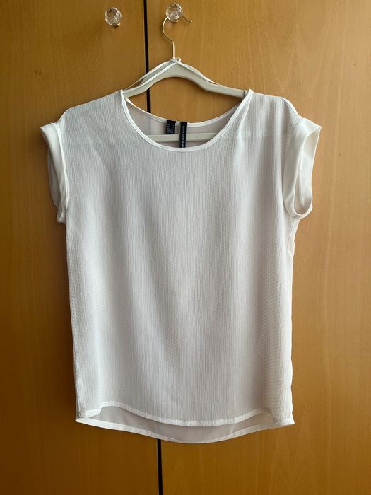 Blusa Branca com um tecido leve